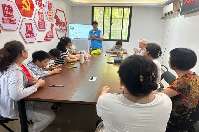 图为实践团成员讲解反诈知识.jpg